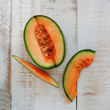 Dilimlenmiş kavun dilimleri ile