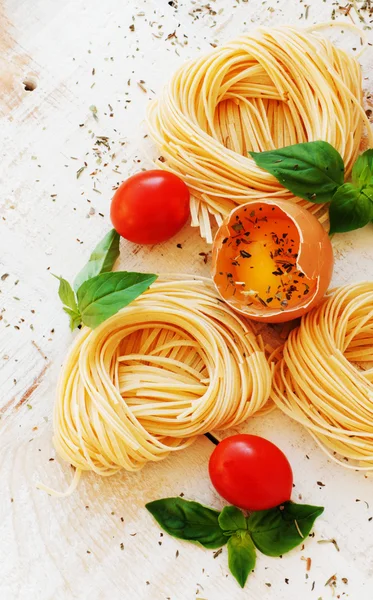 çiğ yumurta ve baharatları ile erişte