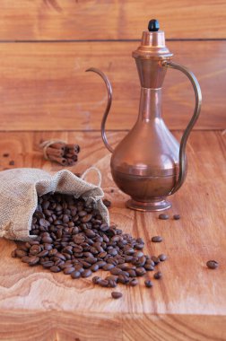 kahve çekirdekleri, bir kaşık ve oryantal çaydanlık keten çanta