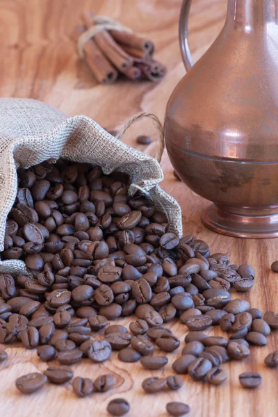 Bolsa de lino con granos de café, una cuchara y tetera oriental —  Fotos de Stock