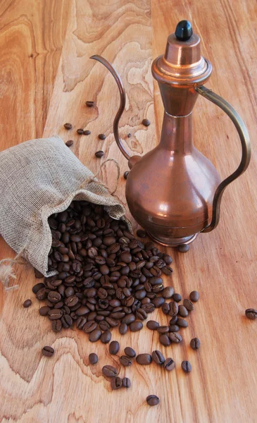 Bolsa de lino con granos de café, una cuchara y tetera oriental —  Fotos de Stock