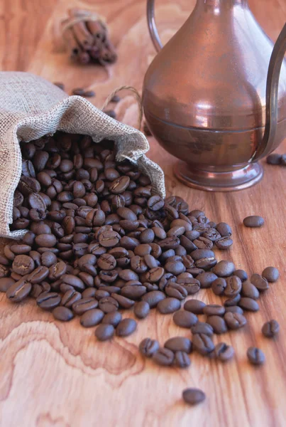 Bolsa de lino con granos de café, una cuchara y tetera oriental —  Fotos de Stock