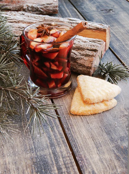 Tasse de chocolat chaud avec guimauves et une écharpe — Photo