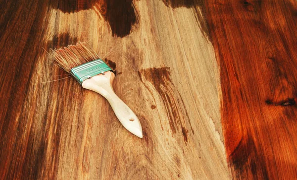 kısmen bir fırça ile boyalı ahşap masa