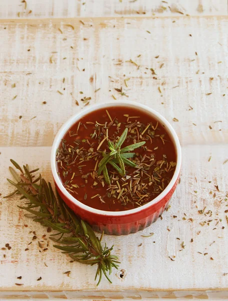 Rajčatová omáčka s chilli a láhve na dřevěné — Stock fotografie