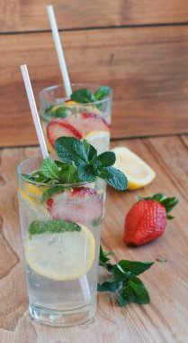 Nane ve çilek üzerinde bir ahşap ev yapımı limonata