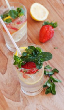 Nane ve çilek üzerinde bir ahşap ev yapımı limonata