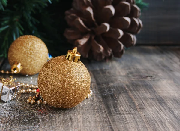 背景の木とコーンのクリスマスの装飾 — ストック写真