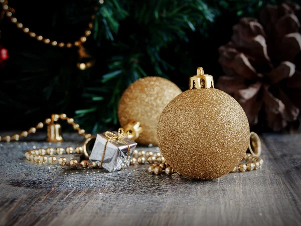 Juldekorationer på en bakgrund av träd och kottar — Stockfoto