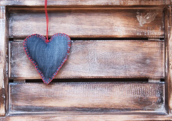 Corazones de mezclilla en un fondo de madera para el Día de San Valentín, enfoque selectivo — Foto de Stock