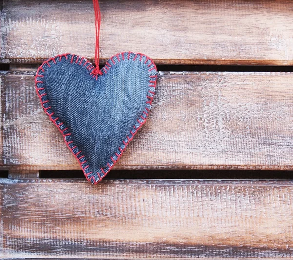 Cuori di denim su sfondo di legno per San Valentino, focus selettivo — Foto Stock