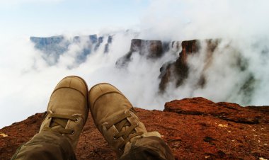 Ayakkabı yakın çekim dağın tepesinde bulutların üzerinde şelale Tugela, Güney Afrika