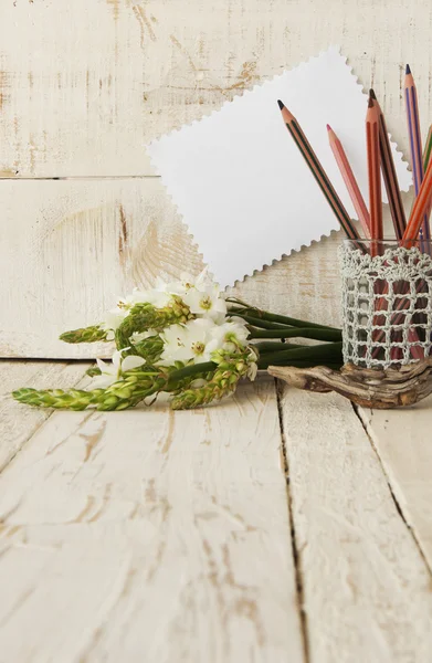 Potloden in de glas en bloemen, selectieve aandacht — Stockfoto