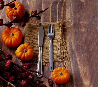 Tablo dekore edilmiş egzotik, kabak ve çatal bıçak takımı