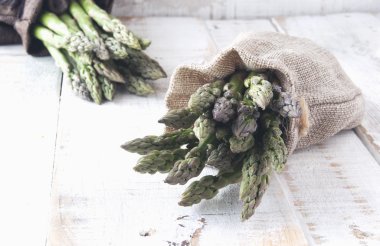 Demet kuşkonmaz tahta bir masanın üzerinde yatan