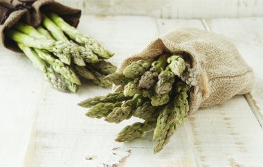 Demet kuşkonmaz tahta bir masanın üzerinde yatan