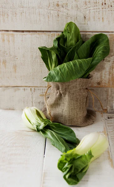 Bebê bok choy em uma mesa de madeira — Fotografia de Stock