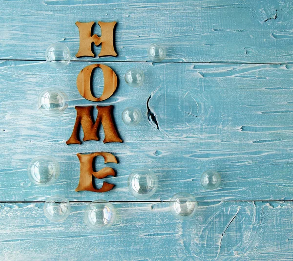 Perles de verre et inscription Maison sur un bleu — Photo