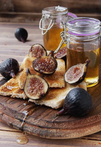 Rebanadas de pan tostado con higos y miel — Foto de Stock