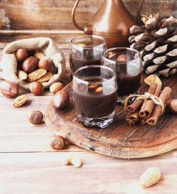 Fındık ve tarçın ile bir cam bardak sıcak çikolata