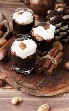 Cam bardak ve fındık kremalı sıcak çikolata