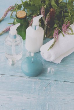 Yatan ve mum Spa set beyaz çiçekler