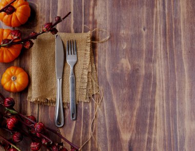 Tablo dekore edilmiş egzotik, kabak ve çatal bıçak takımı