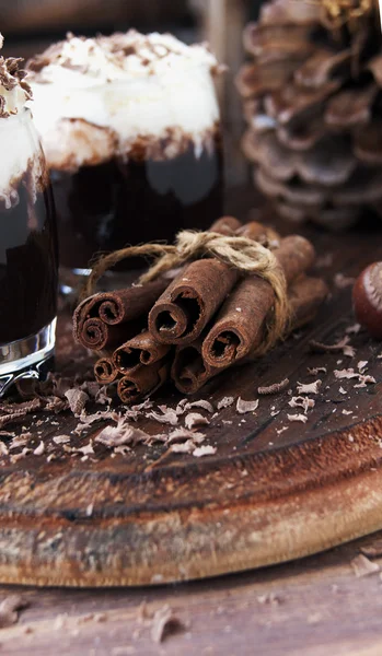 Canela com chocolate e nozes — Fotografia de Stock