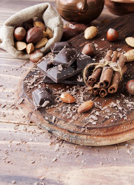 Trozos de chocolate con nueces y canela — Foto de Stock