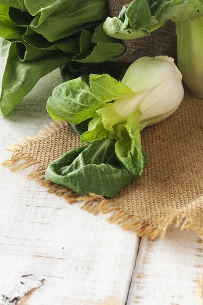 Bebê bok choy em uma mesa de madeira — Fotografia de Stock