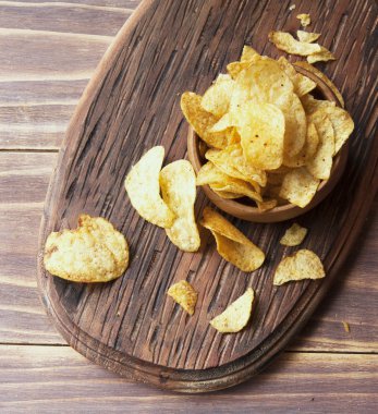 Ahşap kase masada çipleri