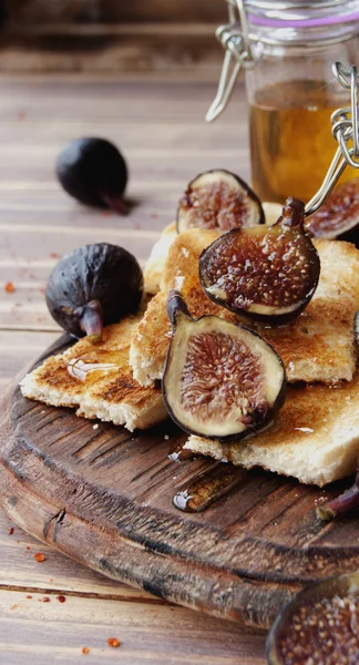 Rebanadas de pan tostado con higos y miel — Foto de Stock