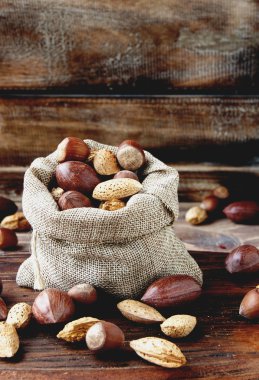 ahşap bir masa üzerinde fındık ile tuval çanta