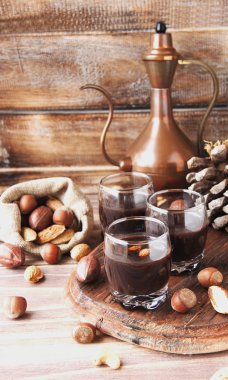 Fındık ve tarçın ile bir cam bardak sıcak çikolata