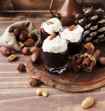 Cam bardak ve fındık kremalı sıcak çikolata