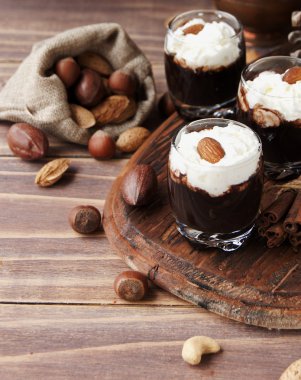 Cam bardak ve fındık kremalı sıcak çikolata