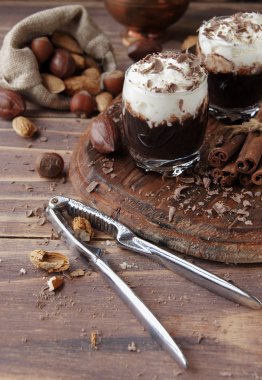 Cam bardak ve fındık kremalı sıcak çikolata