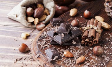 fındık ve tarçın ile çikolata parçaları