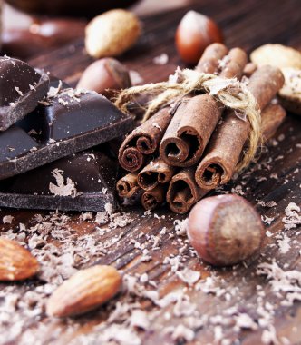fındık ve tarçın ile çikolata parçaları