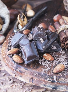 fındık ve tarçın ile çikolata parçaları
