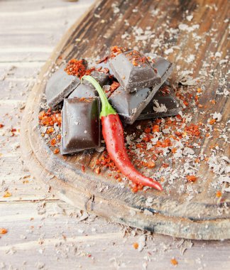 biber ahşap bir masa üzerinde çikolata parçalarını