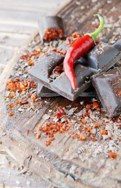 biber ahşap bir masa üzerinde çikolata parçalarını