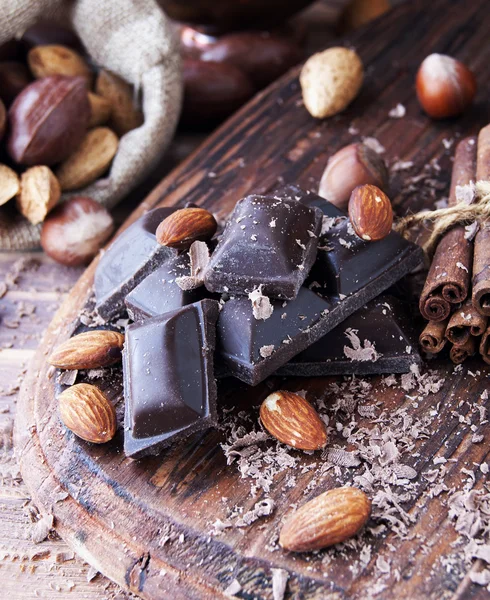 Pedaços de chocolate com nozes e canela — Fotografia de Stock