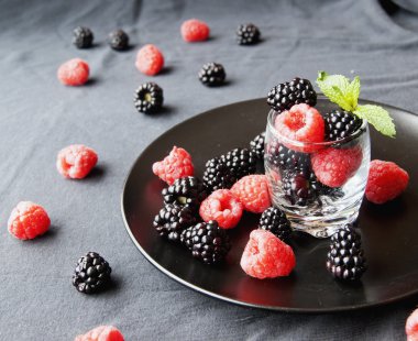 siyah çilek ve ahududu bir cam fincan