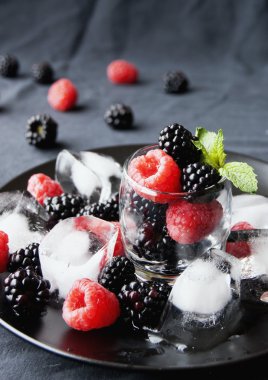 siyah çilek ve ahududu bir cam fincan