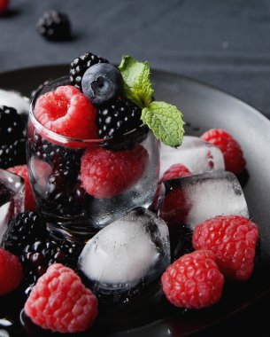 siyah çilek ve ahududu bir cam fincan