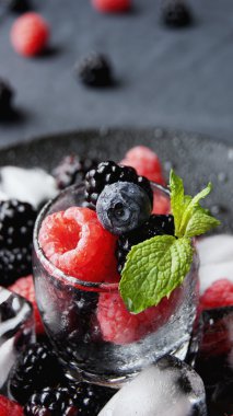 siyah çilek ve ahududu bir cam fincan