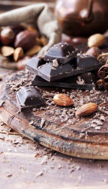 fındık ve tarçın ile çikolata parçaları