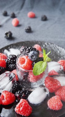 siyah çilek ve ahududu bir cam fincan