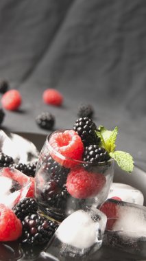 siyah çilek ve ahududu bir cam fincan